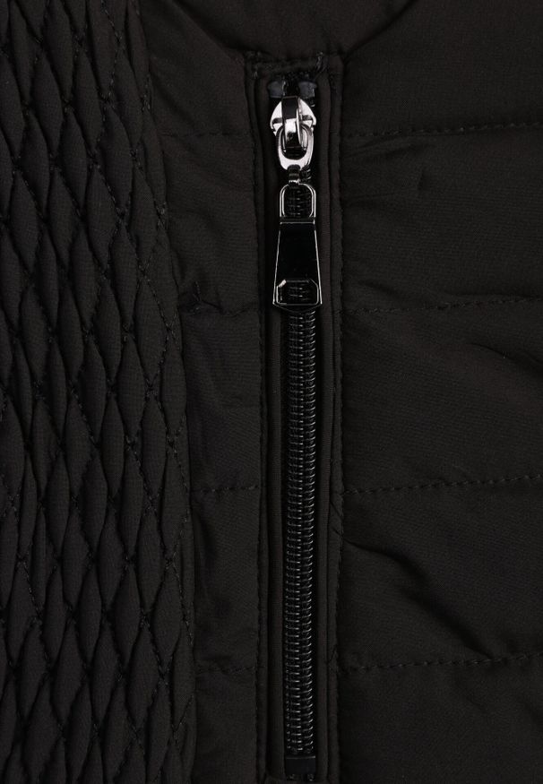 Born2be - Czarna Pikowana Kamizelka ze Stójką i Zasuwanymi Kieszeniami Lorenith. Typ kołnierza: kołnierzyk stójkowy. Kolor: czarny. Materiał: jeans. Styl: elegancki