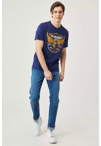 Wrangler - WRANGLER AMERICANA TEE MĘSKI T-SHIRT KOSZULKA NADRUK LOGO MEDIEVAL BLUE W7J0D3X9I. Wzór: nadruk