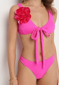 Born2be - Różowe Bikini Biustonosz z Odpinanym Kwiatem 3D Majtki Typu Figi i Siateczkowe Pareo Folane. Kolor: różowy. Wzór: kwiaty #2