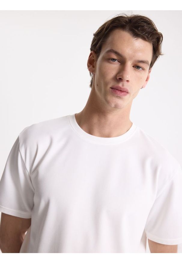 Reserved - T-shirt regular z dodatkiem lyocellu - złamana biel. Materiał: dzianina