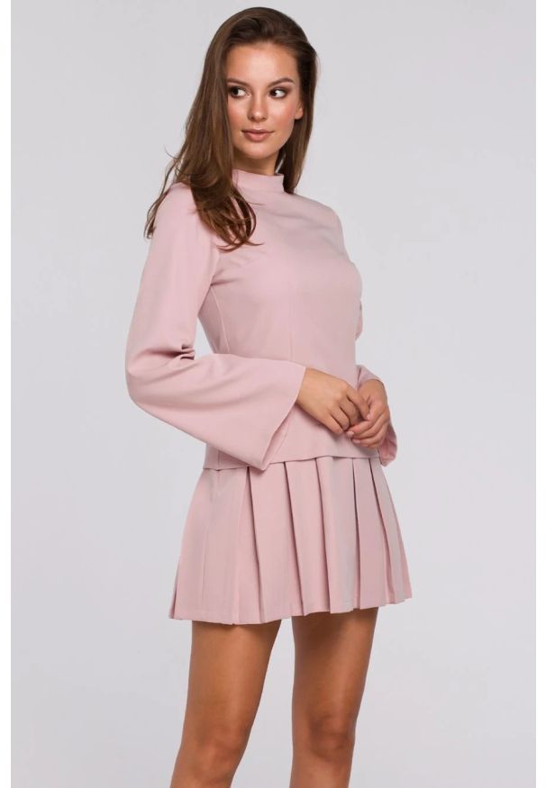 Sukienki.shop - Elegancka sukienka mini z kontrafałdami różowa. Typ kołnierza: kołnierzyk stójkowy. Kolor: czerwony, różowy. Sezon: lato. Typ sukienki: rozkloszowane. Styl: elegancki. Długość: mini