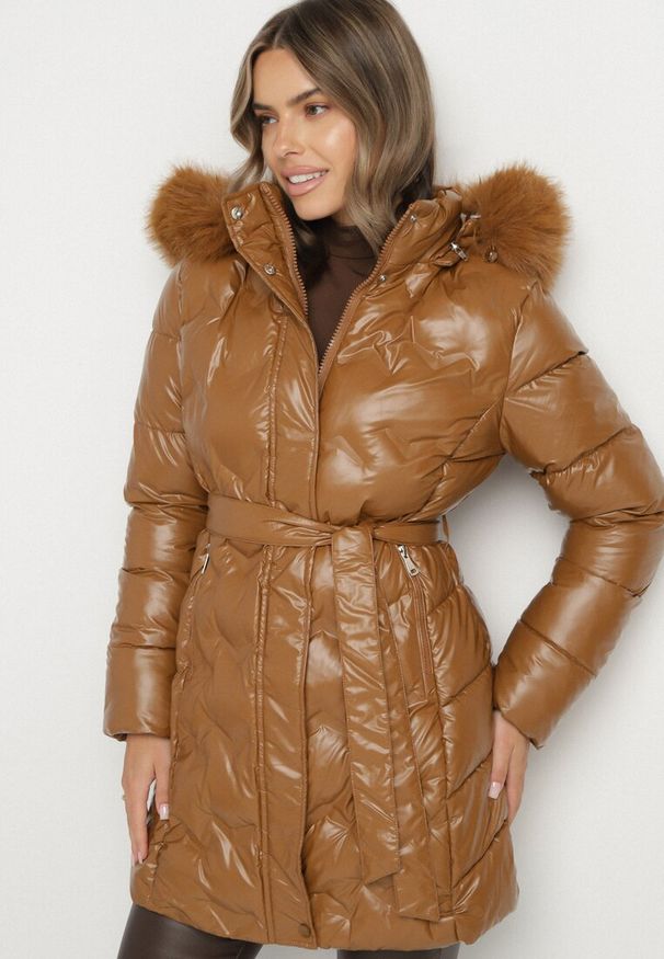 Born2be - Brązowa Pikowana Kurtka z Odpinanym Kapturem i Futerkiem Wiązana Paskiem Olenessa. Kolor: brązowy. Materiał: futro. Sezon: zima