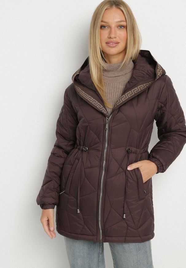 Born2be - Brązowa Pikowana Kurtka z Kapturem i Ściągaczami w Talii Tiobelle. Okazja: na spacer. Typ kołnierza: kaptur. Kolor: brązowy. Materiał: jeans, skóra, poliester. Styl: klasyczny, sportowy