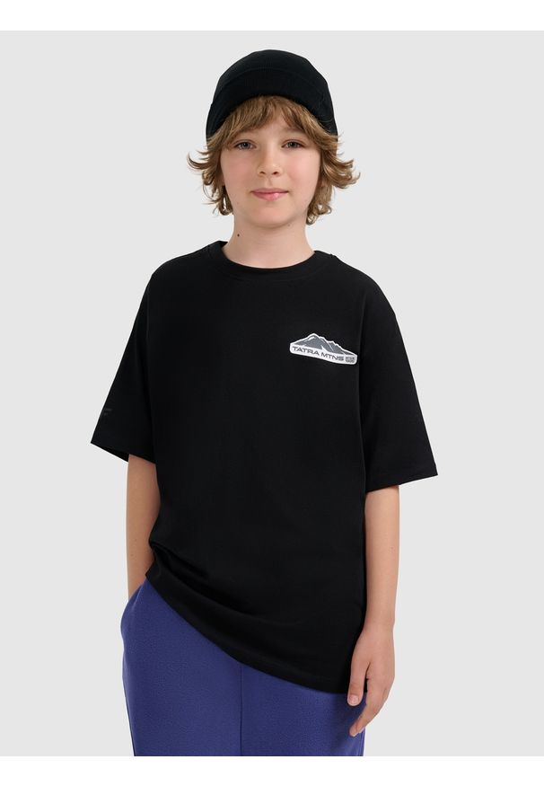 4f - 4F T-shirt oversize z nadrukiem chłopięcy - czarny 140 (9-10 lat). Okazja: na co dzień, na uczelnię. Kolor: czarny. Materiał: dzianina, materiał, dresówka, bawełna, skóra, jeans. Wzór: nadruk. Sezon: lato. Styl: casual