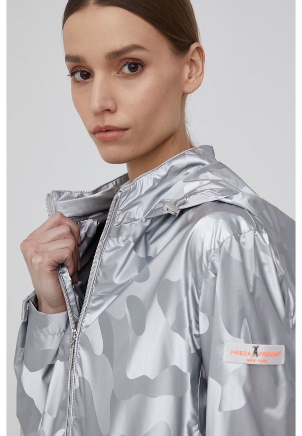 Frieda & Freddies parka damska kolor srebrny przejściowa. Okazja: na co dzień. Typ kołnierza: kaptur. Kolor: srebrny. Materiał: materiał. Styl: casual