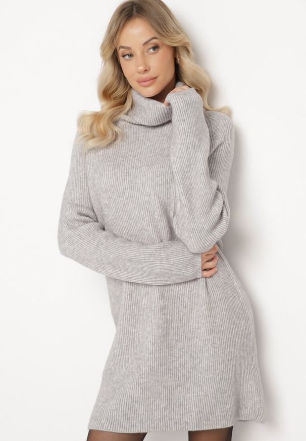 Born2be - Jasnoszara Dzianinowa Sukienka z Prążkowanego Materiału Liannae. Okazja: do pracy. Kolor: szary. Materiał: dzianina, materiał, prążkowany. Styl: elegancki