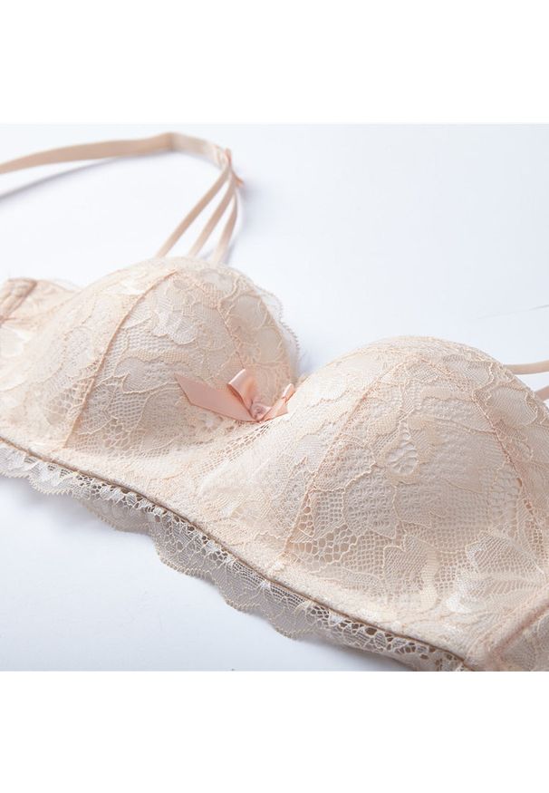 Intica - Biustonosz balkonetka push-up koronkowy z kokardkami Hafize. Kolor: biały. Materiał: koronka. Rodzaj stanika: push-up