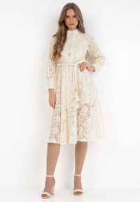 Born2be - Jasnobeżowa Sukienka Eudoreia. Typ kołnierza: kołnierzyk stójkowy. Kolor: beżowy. Wzór: ażurowy, aplikacja. Typ sukienki: rozkloszowane. Materiał: bawełna, materiał, koronka. Długość rękawa: długi rękaw. Sezon: lato. Styl: elegancki, boho. Długość: midi #3