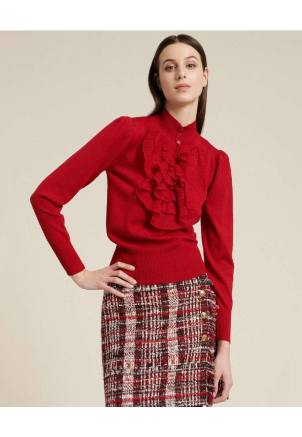 Luisa Spagnoli - LUISA SPAGNOLI - Czerwony sweter z falbanką MIETTA. Kolor: czerwony. Materiał: wełna. Długość rękawa: długi rękaw. Długość: długie. Wzór: aplikacja