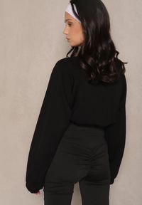Renee - Czarna Krótka Bluza ze Stójką Benola. Okazja: na co dzień. Typ kołnierza: kołnierzyk stójkowy. Kolor: czarny. Materiał: jeans. Długość: krótkie. Styl: casual, elegancki #5