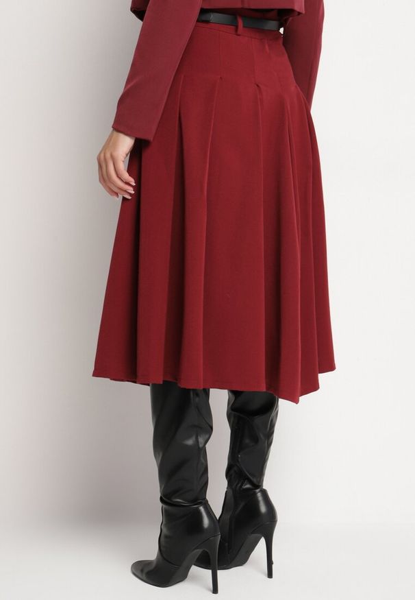 Born2be - Bordowa Rozkloszowana Spódnica z Wiskozą Ozdobiona Paskiem i Plisami Fidelin. Kolor: czerwony. Materiał: wiskoza. Wzór: aplikacja. Styl: elegancki