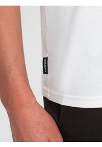 Ombre Clothing - Klasyczna męska bawełniana koszulka z dekoltem w serek BASIC - biała V4 OM-TSBS-0145 - XXL. Typ kołnierza: dekolt w serek. Kolor: biały. Materiał: bawełna. Styl: klasyczny