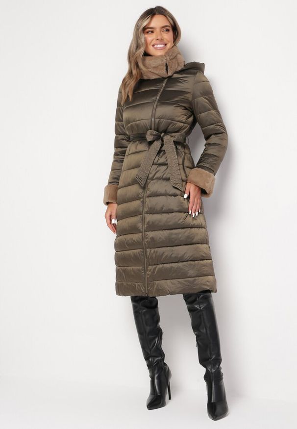 Born2be - Ciemnobrązowa Kurtka Pikowana Płaszcz za Kolano z Odpinanym Kapturem i Sztucznym Futerkiem Ascendia. Kolor: brązowy. Materiał: futro