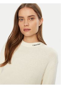 Calvin Klein Jeans Sweter Logo Embro J20J225073 Écru Regular Fit. Materiał: bawełna