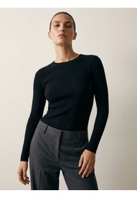 Sinsay - Klasyczny prążkowany sweter - czarny. Kolor: czarny. Materiał: prążkowany. Styl: klasyczny #1