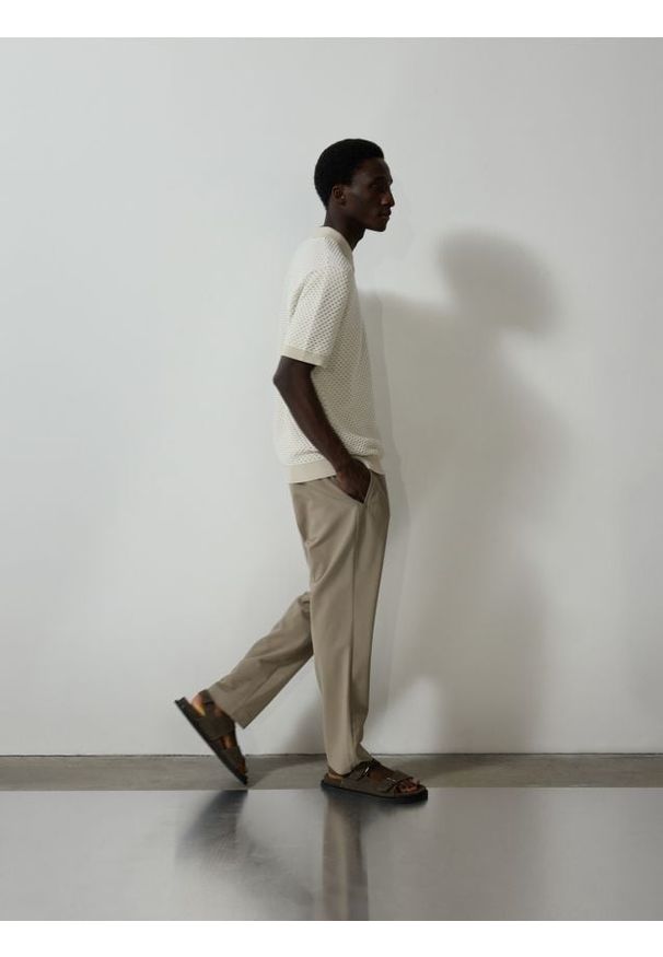 Reserved - Spodnie jogger z wiskozą - brązowy. Kolor: brązowy. Materiał: wiskoza