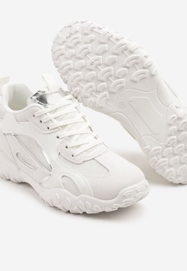 Born2be - Białe Sneakersy z Ozdobnym Tłoczeniem Pilliana. Okazja: na co dzień. Nosek buta: okrągły. Kolor: biały. Materiał: jeans. Wzór: aplikacja. Obcas: na platformie