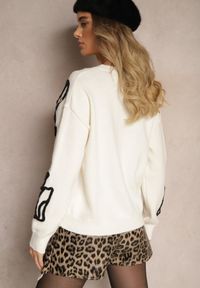 Renee - Jasnobeżowy Sweter Ozdobiony Cyrkoniami i Geometrycznym Motywem Vitilena. Okazja: na co dzień. Kolor: beżowy. Materiał: jeans. Wzór: geometria, aplikacja. Styl: klasyczny, casual, elegancki #4