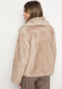 Born2be - Beżowa Kurtka Futerko z Ozdobnym Kołnierzem Talliea. Okazja: na co dzień. Kolor: beżowy. Materiał: futro. Styl: wizytowy, klasyczny, casual, elegancki #2