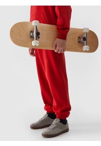 4f - Spodnie dresowe joggery chłopięce - bordowe. Okazja: na co dzień. Kolor: czerwony. Materiał: dresówka. Wzór: gładki, napisy, ze splotem. Styl: sportowy, casual