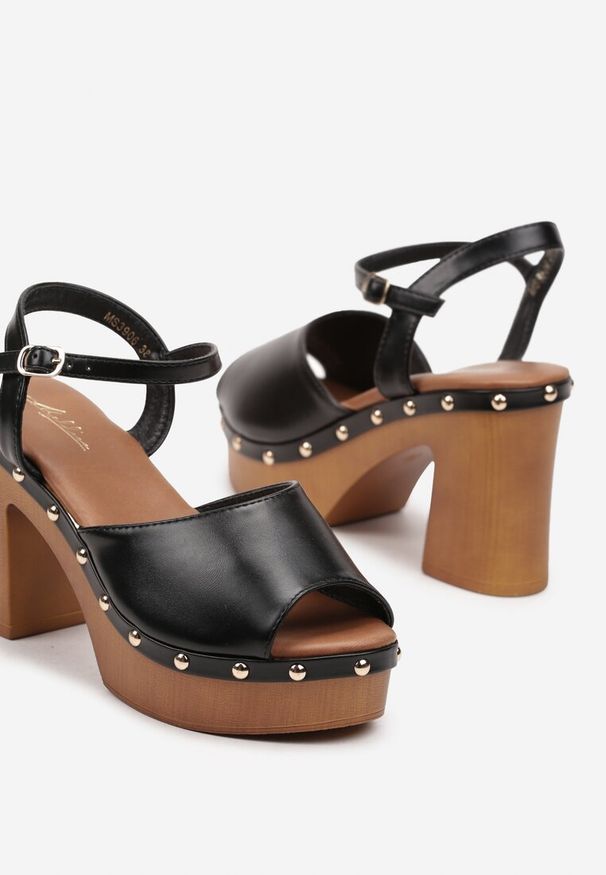 Renee - Czarne Sandały na Słupku i Grubej Podeszwie w Drewnianym Stylu Zapinane na Sprzączkę Benetta. Zapięcie: sprzączka. Kolor: czarny. Wzór: aplikacja. Obcas: na słupku. Styl: elegancki