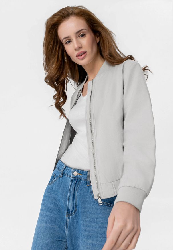 Volcano - Bomberka z zamszu ekologicznego J-GEORGIA. Typ kołnierza: kołnierzyk stójkowy. Kolor: szary. Materiał: zamsz. Długość: krótkie. Sezon: wiosna. Styl: sportowy