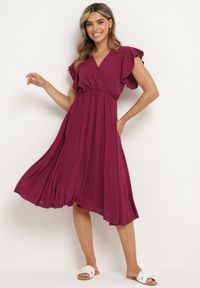 Born2be - Bordowa Plisowana Sukienka z Kopertowym Dekoltem i Gumką w Talii Waretta. Typ kołnierza: dekolt kopertowy. Kolor: czerwony. Typ sukienki: kopertowe. Styl: elegancki #1