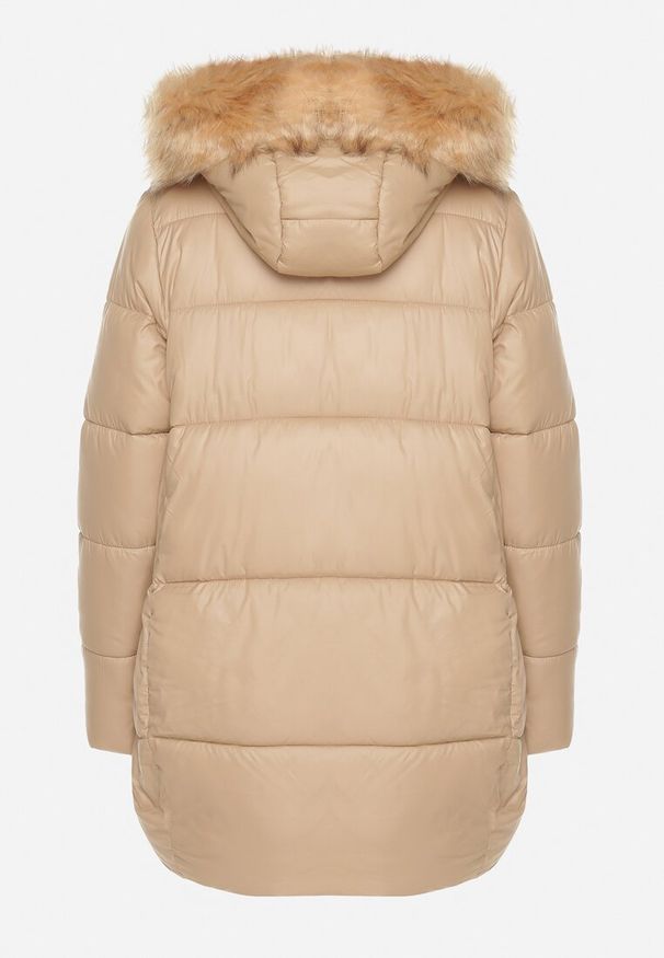 Born2be - Beżowa Pikowana Kurtka o Trapezowym Kroju z Kapturem i Odpinanym Futerkiem Deolaine. Okazja: na co dzień. Typ kołnierza: kaptur. Kolor: beżowy. Materiał: futro. Długość rękawa: długi rękaw. Długość: długie. Styl: casual, elegancki