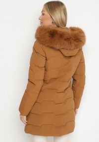Born2be - Brązowa Taliowana Kurtka z Pikowanymi Przeszyciami i Kapturem z Futrem Mundria. Okazja: na co dzień. Kolor: brązowy. Materiał: futro. Styl: elegancki, casual, klasyczny #5