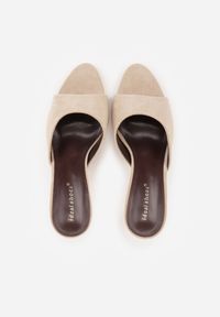 Born2be - Beżowe Klapki z Imitacji Zamszu na Szpilce z Otwartym Noskiem Irithna. Okazja: na co dzień, na ślub cywilny, na wesele. Nosek buta: otwarty. Kolor: beżowy. Materiał: zamsz. Obcas: na szpilce. Styl: casual, elegancki, klasyczny #7