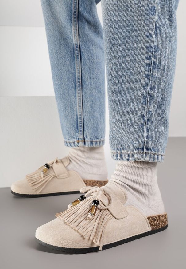 Renee - Beżowe Boho Klapki Mule z Imitacji Zamszu z Frędzlami i Koralikami Elwedila. Okazja: na co dzień, na plażę, na randkę. Kolor: beżowy. Materiał: zamsz. Styl: boho