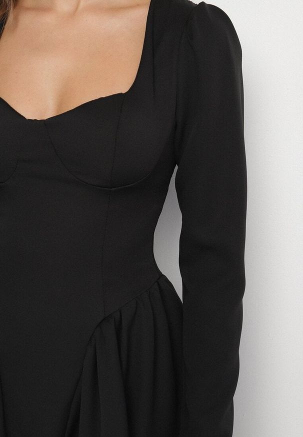 Born2be - Czarna Rozkloszowana Sukienka z Usztywnianymi Miseczkami Tillimara. Kolor: czarny. Typ sukienki: dopasowane