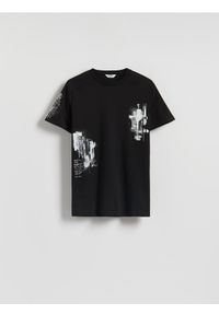Reserved - T-shirt regular z nadrukiem - czarny. Kolor: czarny. Materiał: bawełna, dzianina. Wzór: nadruk