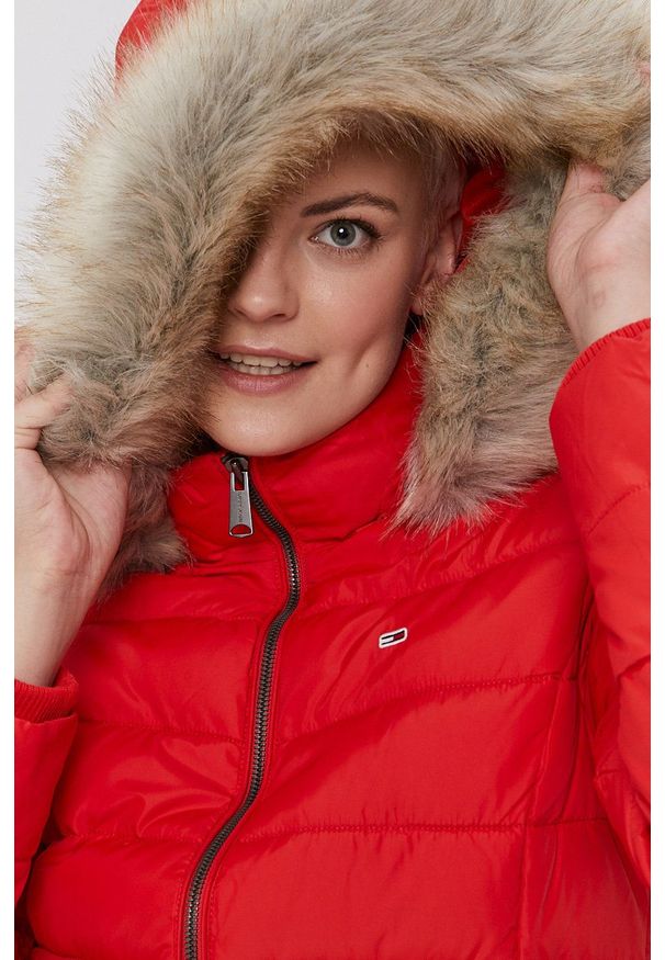 Tommy Jeans - Kurtka. Okazja: na co dzień. Kolor: czerwony. Materiał: tkanina, puch, futro. Wzór: gładki. Styl: casual