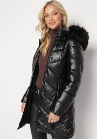 Born2be - Czarna Pikowana Kurtka przed Kolano z Kapturem i Futerkiem Salasa. Typ kołnierza: kaptur. Kolor: czarny. Materiał: futro. Długość: długie. Styl: elegancki #4