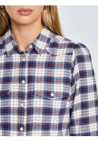 Big-Star - Koszula damska flanelowa z wiskozy w krate granatowo-beżowa Indina 401. Okazja: do pracy, na co dzień. Typ kołnierza: kołnierzyk klasyczny. Kolor: niebieski. Materiał: wiskoza. Wzór: kratka. Styl: klasyczny, casual #5