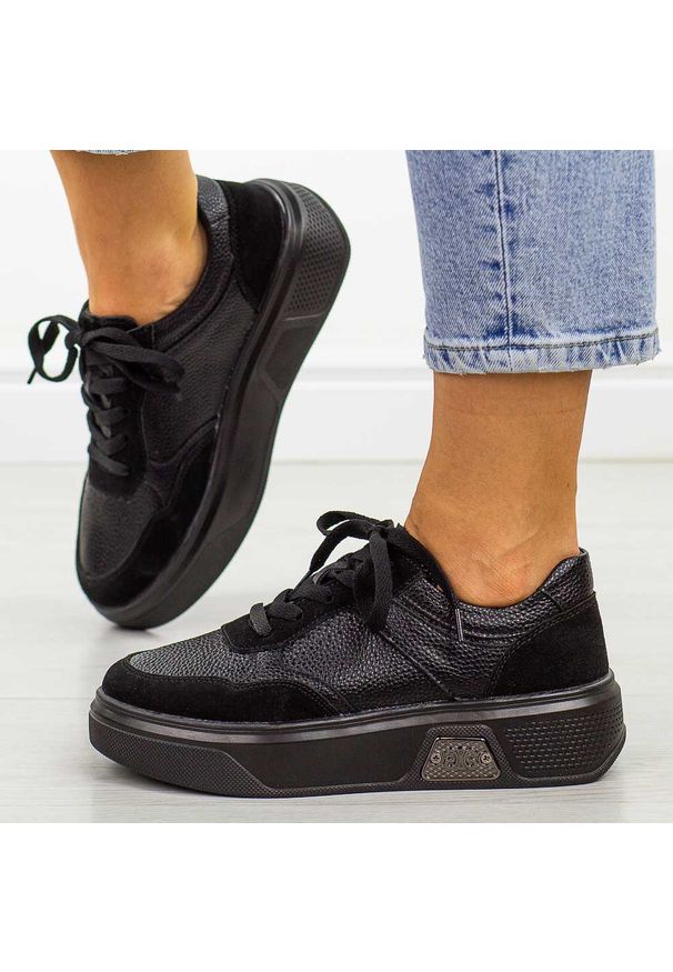 Czarne skórzane sneakersy damskie Sergio Leone Sp026. Okazja: na co dzień, na spacer. Nosek buta: okrągły. Zapięcie: sznurówki. Kolor: czarny. Materiał: skóra. Sezon: wiosna, lato. Obcas: na platformie. Sport: turystyka piesza
