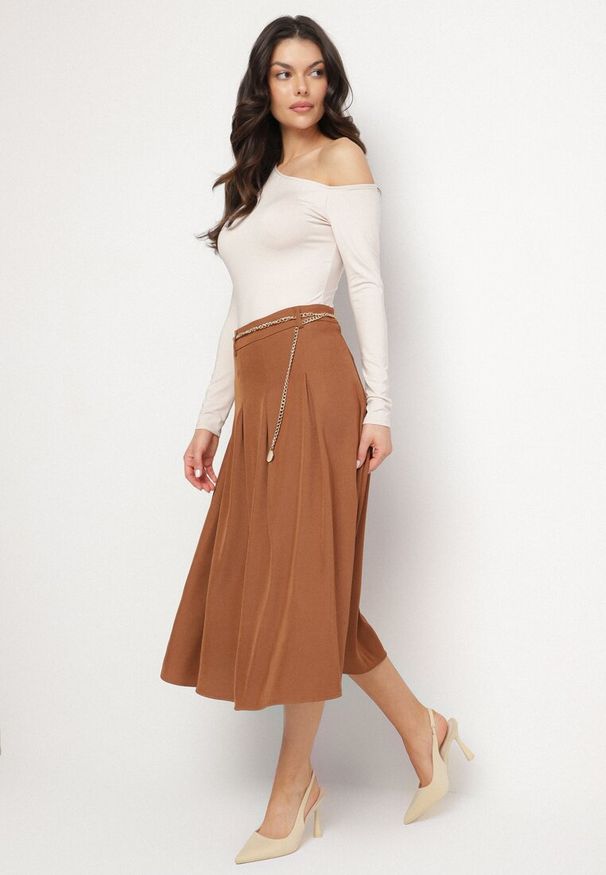 Born2be - Brązowa Rozkloszowana Spódnica z Wiskozą Ozdobiona Łańcuszkiem w Pasie Lilindrae. Okazja: na spotkanie biznesowe. Kolor: brązowy. Materiał: wiskoza. Wzór: aplikacja. Styl: elegancki, biznesowy