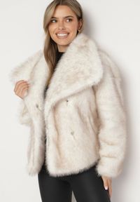 Born2be - Jasnobeżowa Futrzana Kurtka z Szerokim Kołnierzem Merionnie. Kolor: beżowy. Materiał: futro. Styl: elegancki #7