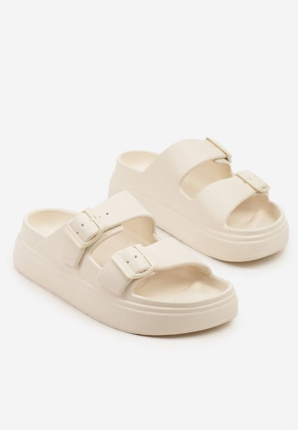 Renee - Beżowe Klapki Ozdobione Klamrami Grattia. Okazja: do domu, na plażę. Kolor: beżowy. Wzór: aplikacja. Styl: klasyczny, sportowy