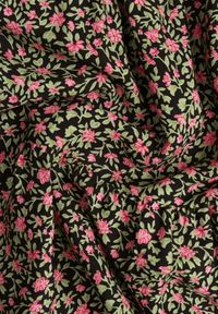 Renee - Czarna Sukienka Phaerica. Typ kołnierza: kołnierz z falbankami. Kolor: czarny. Wzór: nadruk, kolorowy, kwiaty. Styl: klasyczny. Długość: mini #2