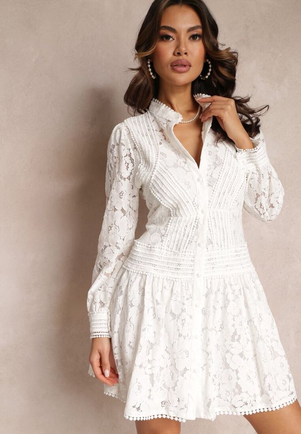 Renee - Biała Rozkloszowana Sukienka Koszulowa Rutty. Okazja: na randkę, na imprezę. Kolor: biały. Materiał: tkanina, koronka. Długość rękawa: długi rękaw. Wzór: ażurowy. Typ sukienki: koszulowe. Długość: mini