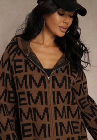 Renee - Brązowo-Czarny Kardigan na Suwak z Kapturem w Literowy Wzór Calitusa. Okazja: na co dzień. Typ kołnierza: kaptur. Kolor: brązowy. Materiał: jeans. Styl: casual #3