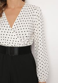 Born2be - Biało-Czarny Kombinezon z Paskiem i Kopertowym Dekoltem z Szeroką Nogawką Omera. Okazja: na co dzień. Kolor: biały. Styl: elegancki, casual #6