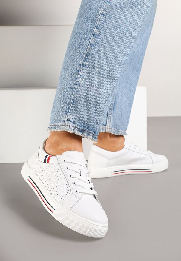 Born2be - Białe Płaskie Sneakersy ze Skóry Naturalnej ze Skórzaną Wkładką Ozdobione Perforacją Zelili. Okazja: na co dzień. Kolor: biały. Materiał: skóra. Wzór: aplikacja. Sezon: lato, wiosna
