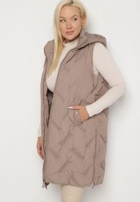 Born2be - Ciemnobeżowa Pikowana Kamizelka z Kapturem i Kieszeniami Esarivie. Okazja: na spacer. Typ kołnierza: kaptur. Kolekcja: plus size. Kolor: beżowy. Materiał: jeans #7