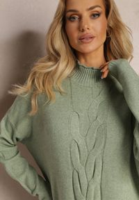 Renee - Jasnozielony Sweter z Golfem Oversize z Ozdobnym Splotem i Wiskozą Varela. Typ kołnierza: golf. Kolor: zielony. Materiał: wiskoza. Wzór: ze splotem. Sezon: zima