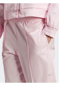 Adidas - adidas Spodnie dresowe Loose Trousers with Healing Crystals-Inspired Graphics IC0795 Różowy Loose Fit. Kolor: różowy. Materiał: bawełna #4