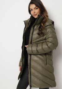 Born2be - Ciemnozielona Pikowana Kurtka Zimowa o Dłuższym Fasonie z Kapturem Sialdra. Okazja: na co dzień, do pracy, na spacer. Typ kołnierza: kaptur. Kolor: zielony. Długość: długie. Sezon: zima. Styl: casual, elegancki #3