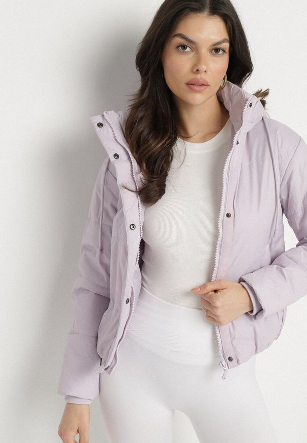 Born2be - Jasnofioletowa Pikowana Kurtka z Kapturem i Lekkim Ociepleniem Ninirila. Okazja: na co dzień. Typ kołnierza: kaptur. Kolor: fioletowy. Materiał: jeans. Styl: elegancki, casual